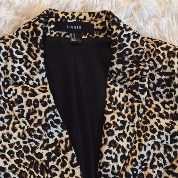 BEAUTIFUL TAILORED ANIMAL PRINT BLAZER. - Picture 7 of 7